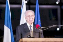 نقل شيمون بيريز الى المستشفى بعد اصابته بجلطة دماغية