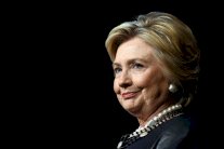 كلينتون تستأنف حملتها الانتخابية بعد الوعكة الصحية