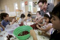 فرنسا تسلّح مدرّسيها بـ