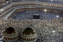 حكايا الحرب والمعاناة تحضر بين الحجاج السوريين