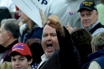 الحرب الكلامية تبلغ ذروتها في أميركا وكلينتون نادمة