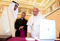 هذا ما حمله محمد بن زايد لبابا الفاتيكان