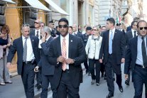 حملة كلينتون تتهم ترامب بالتحريض على العنف