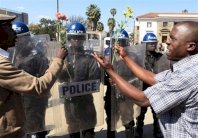 المعارضة تتحدى موغابي في الشارع رغم منع التظاهر