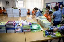 كراسات عن انتصار الديمقراطية توزع على تلاميذ تركيا