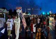 جرح 12 شرطيًا أميركيًا في مواجهات بعد مقتل مواطن أسود