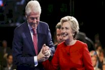 كلينتون تدافع عن