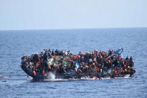 انتشال 11 جثة بعد سحب زورق المهاجرين المصري