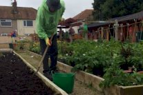 طبيب إنكليزي يعالج سكان بلدته بعيدًا عن العقاقير