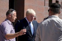 جونسون يتفقد مخيم نيزيب للاجئين السوريين