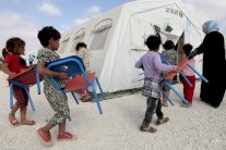 أطفال سوريون يتذوقون متعة العودة الى المدرسة في منبج