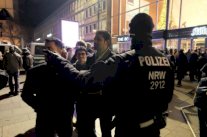 الشرطة في كولونيا الالمانية تخضع مئات الاشخاص للتفتيش