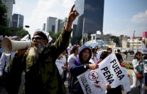 الاف المتظاهرين يحتجون على رفع سعر المحروقات في المكسيك