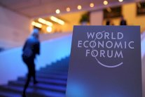 دافوس يكرم فنانين تركوا بصمات دائمة