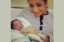 فتاة مصرية تنسب طفلها إليها بعد رفض الأب الاعتراف به!