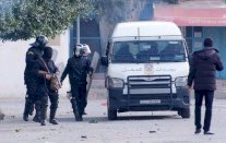 عاطلون عن العمل يقتحمون مقر ولاية سيدي بوزيد التونسية