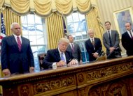 ترامب يوقّع مذكرة انسحاب بلاده من اتفاقية التبادل الحر