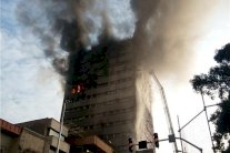 مقتل 30 رجل إطفاء بانهيار برج في طهران