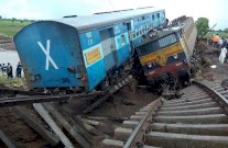 36 قتيلا في انحراف قطار في الهند