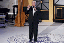 ترامب: إن أمطرت سيكتشف الناس حقيقة شعري