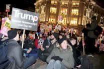 الحكومة البريطانية ترفض إلغاء زيارة ترامب