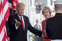 نصف مليون بريطاني يدعون إلى منع زيارة ترامب