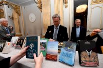 البريطاني كازوو إيشيغورو يظفر بنوبل للآداب 2017