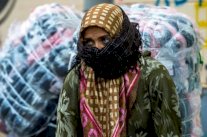 المعبر الحدودي بين المغرب وسبتة شاهد على العمل الشاق للنساء