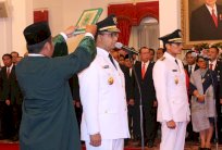 تنصيب حاكم جاكارتا المسلم بعد حملة انتخابية أثارت انقسامات