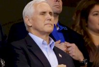 مايك بنس يغادر مباراة لكرة القدم بعد احتجاج للاعبين