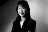 كاتبة توظف رواياتها لمكافحة مرض الزهايمر