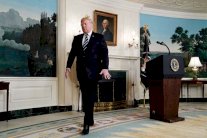 ستيف بانون: فرص عزل ترمب كبيرة