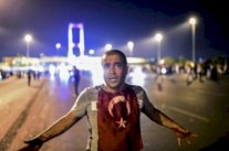 بدء محاكمة 143 عسكريا سابقا لمجزرة على جسر في اسطبنول خلال المحاولة الانقلابية