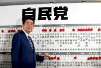 شينزو آبي نحو فوز ساحق في انتخابات اليابان