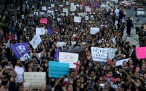 آلاف يتظاهرون في الارجنتين احتجاجًا على وفاة ناشط