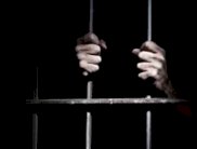 اليونان تعتقل شبكة تزوّر أوراقًا ثبوتية لمهاجرين