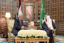 العاهل السعودي والرئيس الفلسطيني يعقدان جلسة مباحثات