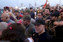 العبادي يرفع في القائم العلم العراقي على منفذها مع سوريا