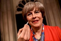 تيريزا ماي في متحف 