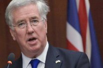 التحرش يطيح بوزير الدفاع البريطاني