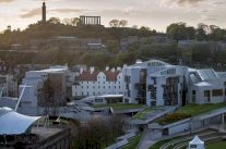 إخلاء برلمان اسكتلندا بسبب طرد مشبوه