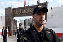 وفاة أحد الشرطيين اللذين طعنهما 