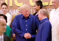 مصافحة قصيرة بين ترمب وبوتين في فيتنام