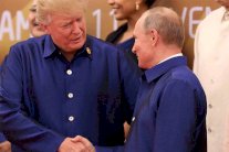 وربَت ترمب على كتف بوتين!