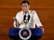 دوتيرتي يدافع عن جنوده بعد اتهامات للجيش بسرقات في مراوي