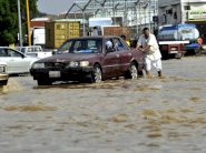 الأمطار تغرق شوارع في مكة والمواطنون غاضبون