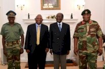 النائب السابق لرئيس زيمبابوي يعود الى البلاد واعتقالات لمقربين من موغابي