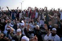 استقالة وزير باكستاني يطالب متظاهرون اسلاميون برحيله