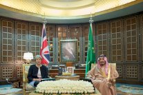 تيريزا ماي تجري محادثات مع العاهل السعودي