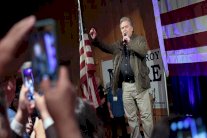 بانون متهم بالإساءة إلى ديانة رئيسة في أميركا